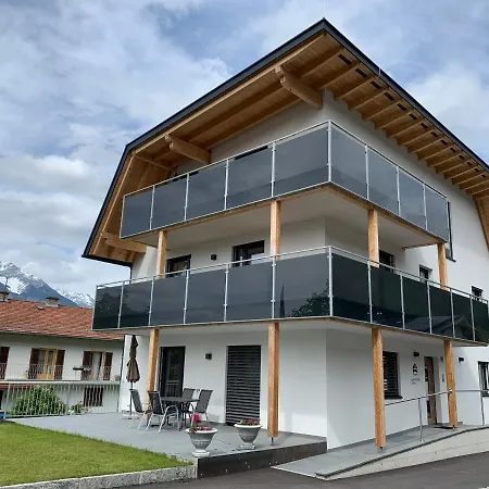 Oliver, Axams Lägenhet *