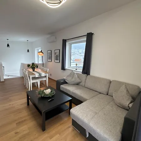 Oliver, Axams Apartment