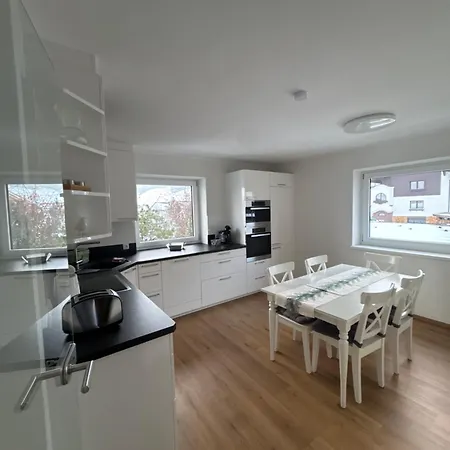 Oliver, Axams Apartment